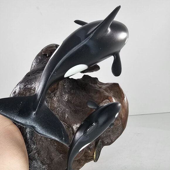 John Perry Killer Whale Mother & Calf Sculpture On Burlwood Base *FLAW* - Picture 9 of 9